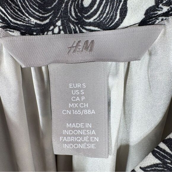 H&M Floral V Neck Flare Sleeve A Line Dress Cream Black Small - Picture 11 of 14